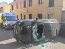 Auto si ribalta a Rho, ferite la conducente e la nipotina di tre anni Auto si ribalta a Rho, ferite la conducente e la nipotina di tre anni