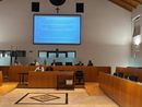 La sala consiliare di palazzo Broletto durante la presentazione del progetto per la piscina, foto dalla pagina Fb Ocg La sala consiliare di palazzo Broletto durante la presentazione del progetto per la piscina, foto dalla pagina Fb Ocg