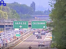 A8 bloccata verso Milano: un'auto si è ribaltata
