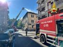 L'intervento dei vigili del fuoco per spegnere l'incendio che ha riguardato il tetto di un edificio di quattro piani in via Maspero a Varese L'intervento dei vigili del fuoco per spegnere l'incendio che ha riguardato il tetto di un edificio di quattro piani in via Maspero a Varese