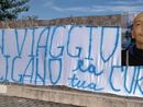 Lo striscione esposto dai tifosi bustocchi a Pisa (dalla pagina Facebook ilBustocco.it) e Leo Lo striscione esposto dai tifosi bustocchi a Pisa (dalla pagina Facebook ilBustocco.it) e Leo