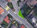 Il punto in cui via Sella Devia a destra, mentre procedendo dritti si prosegue su viale Repubblica. Allargare il marciapiedi costringerebbe a rallentare automobilisti che non frenano o addirittura accelerano Il punto in cui via Sella Devia a destra, mentre procedendo dritti si prosegue su viale Repubblica. Allargare il marciapiedi costringerebbe a rallentare automobilisti che non frenano o addirittura accelerano