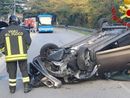 L'auto ribaltata in via Gaggio a Varese dopo l'incidente stradale