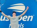 Jannik Sinner, 23 anni da Sesto Pusteria, alza le braccia al cielo: è il re degli Us Open