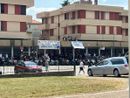 Gli striscioni presenti in piazzale Spozio a San Fermo per l'ultimo saluto a Mattia Vitali