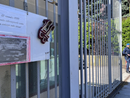 Un messaggio contro la violenza sulle donne all'ingresso del carcere dei Miogni