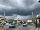 La grandine caduta su Varese e la Valceresio. Da sinistra: via Sanvito, prati imbiancati ad Arcisate, le strade di Bisuschio e ancora Arcisate. A Viggiù si spala la grandine caduta (foto dalla pagina Fb della Protezione Civile