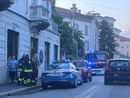 I vigili del fuoco e la polizia nei pressi dell'abitazione colpita dalle fiamme