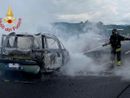 FOTO. Auto prende fuoco sull'A9: passeggeri e conducente abbandonano l'auto in tempo