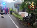 Si ribalta nella scarpata con l'auto: paura per una 26enne nel Comasco