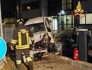 FOTO. Vola fuori strada, colpisce le auto in sosta e abbatte un palo