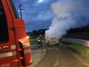 FOTO. Auto in fiamme sulla Provinciale tra Tradate e Cairate: il conducente si mette in salvo in tempo