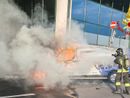 FOTO. Bus navetta prende fuoco davanti al Terminal 1 di Malpensa