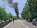 L'auto in fiamme e la colonna di fumo (foto dal gruppo sei di Samarate se...)