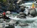 I vigili del fuoco impegnati nelle ricerche in Valtellina. Sotto: i soccorsi nella Bergamasca