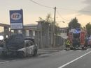 Auto distrutta dalle fiamme a Busto