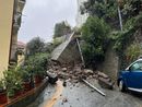 Paura a Varazze per un crollo che avrebbe potuto avere conseguenze drammatiche. Sotto in gallery la situazione a Mallare, in Val Bormida, Savona e Albenga