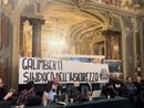 Blitz di CasaPound in consiglio: «Galimberti sindaco dell'insicurezza». Giunta e maggioranza: «Atto grave e provocatorio di chi si ispira al fascismo»