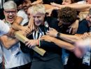 Nicolò Martinenghi, che compirà 25 anni giovedì 1° agosto, travolto di gioia dopo l'oro olimpico nei 100 rana (foto tratta dalla pagina Facebook della Federazione Italiana Nuoto)