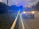 Un uomo in parapendio precipita nella zona dei Ronchi (foto a destra) e i soccorritori mentre setacciano la vegetazione a fianco della ciclabile