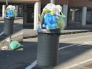 Cestini con sacchi di immondizia: un'immagine diffusa in città (nel riquadro evidenziata anche la presenza di un sacco sotto)
