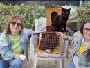 Ornella con sua figlia: oggi ha portato a casa Fumo (nel riquadro)