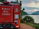 L'intervento dei vigili del fuoco a Brusimpiano dove un'auto è finita nel lago