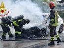 L'auto che ha preso fuoco a Lonate Pozzolo