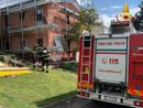 Il ponteggio di via Lugano a Luino da dove sono caduti i due operai