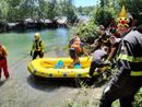Le operazioni di salvataggio dei quattro ragazzi rimasti bloccati su un isolotto sul fiume Ticino a Cuggiono
