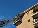 Si sente male al quinto piano di un condominio a Busto: arriva l'autoscala dei vigili del fuoco