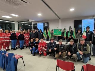 La consegna e (nella foto a due) a sinistra il presidente di Ana Montalto, a destra quello di Croce Rossa Turconi