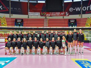 I gruppi di Uyba e Futura uniti (foto credit Loris Marini per Futura Volley)