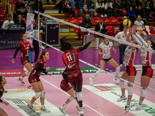 La Eurotek Uyba Busto Arsizio batte nettamente Cuneo per 3 a 0 (foto a cura di Fotografia Galbiati)