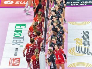 I saluti tra le squadre (foto credit Loris Marini per Futura Volley)
