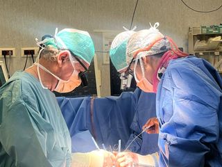 Il team della Cardiochirurgia durante un intervento e una immagine di circolazione extracorporea Il team della Cardiochirurgia durante un intervento e una immagine di circolazione extracorporea