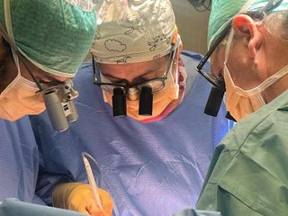 Il team della Cardiochirurgia durante un intervento e una immagine di circolazione extracorporea Il team della Cardiochirurgia durante un intervento e una immagine di circolazione extracorporea