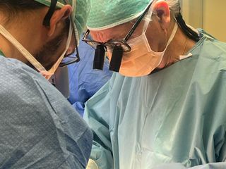 Il team della Cardiochirurgia durante un intervento e una immagine di circolazione extracorporea Il team della Cardiochirurgia durante un intervento e una immagine di circolazione extracorporea