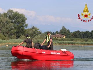 Il corso per la patente nautica dei vigili del fuoco che si è svolto sul lago di Varese alla Schiranna e a Bodio Lomnago