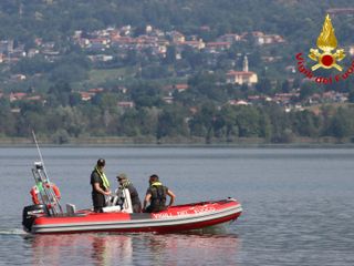Il corso per la patente nautica dei vigili del fuoco che si è svolto sul lago di Varese alla Schiranna e a Bodio Lomnago