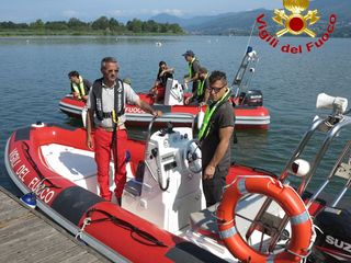 Il corso per la patente nautica dei vigili del fuoco che si è svolto sul lago di Varese alla Schiranna e a Bodio Lomnago