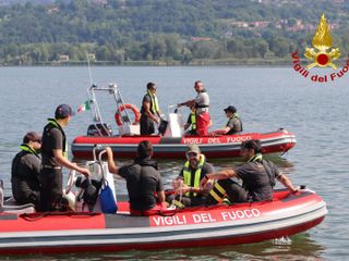 Il corso per la patente nautica dei vigili del fuoco che si è svolto sul lago di Varese alla Schiranna e a Bodio Lomnago