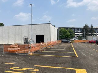 Lo store Iperceramica in fase di realizzazione con alle spalle l'Isis Facchinetti Lo store Iperceramica in fase di realizzazione con alle spalle l'Isis Facchinetti