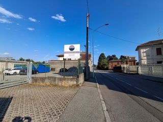 Via DellAcqua, l'area di sosta è contrassegnata con il logo del San Carlo