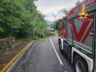 Vigili del fuoco in azione in provincia di Varese