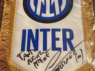 Il gagliardetto autografato Lautaro Martinez
