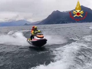 I mezzi dei vigili del fuoco in azione sul Lago Maggiore