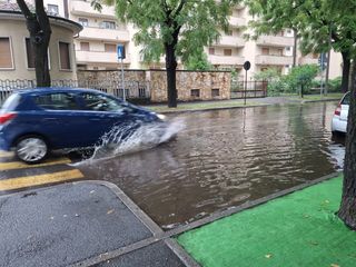 Viale Stelvio: tombino otturato, dosso a bloccare il deflusso dell'acqua verso altri tombini