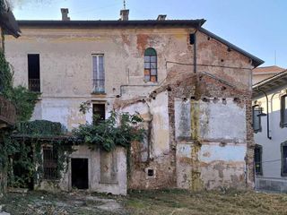 L'immobile che sorge tra via Solferino e via Montebello L'immobile che sorge tra via Solferino e via Montebello