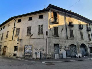 L'immobile che sorge tra via Solferino e via Montebello L'immobile che sorge tra via Solferino e via Montebello